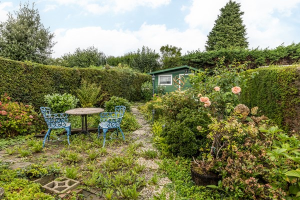 Foto - Te koop: Deels te moderniseren splitlevel drive-in woning (bouwjaar 1963) met 128 m² woonoppervlakte, 3 slaapkamers, tuin en een inpandige garage in Simpelveld